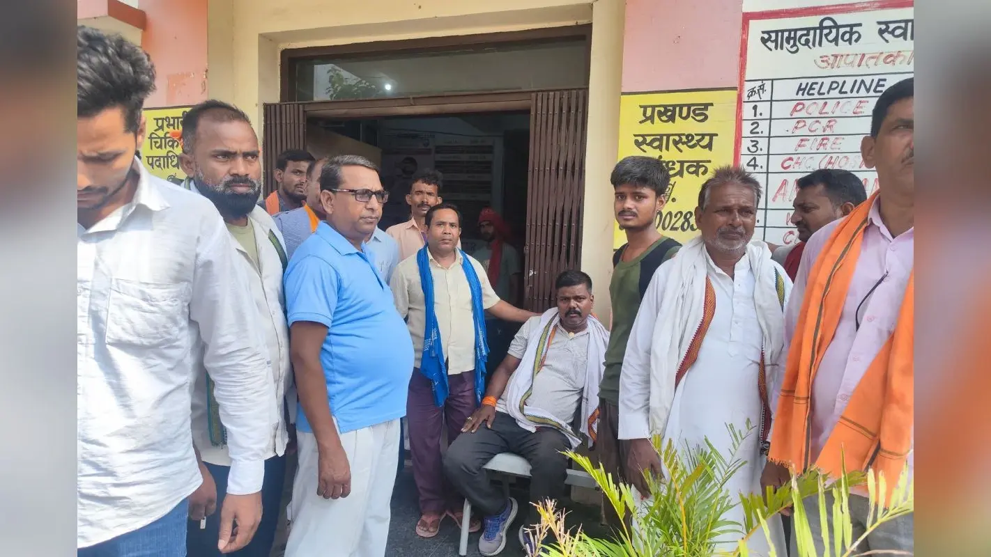 चालक को झपकी आने से अनियंत्रित हाेकर ईंट लदा कंटेनर गड्ढे में पलटा, एक घायल